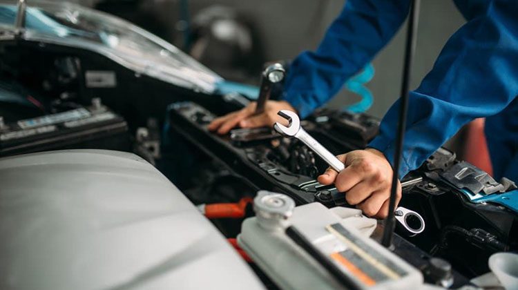 مکانیک درحال تعمیر گیربکس اتومات