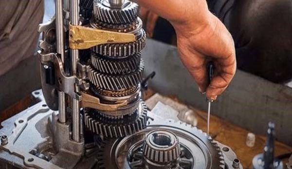 مکانیک درحال باز کردن گیربکس . تعمیرات گیربکس